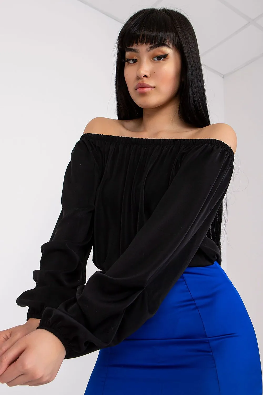 Blouse with a cut that reveals the shoulders